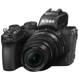 Nikon Z 50 KIT DX 16-50 mm 1:3.5-6.3 VR Kamera im DX-Format (20,9 MP, OLED-Sucher mit 2,36 Millionen Bildpunkten, 11 Bilder pro Sekunde, Hybrid-AF mit Fokus-Assistent, ISO 100-51.200, 4K UHD Video)