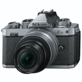 Nikon Z fc KIT Z DX 16-50 mm 1:3.5-6.3 VR (SE) + Z DX 50-250 mm 1:4.5-6.3 VR (20.9 MP, OLED-Sucher mit 2.36 Mill. Bildpunkten, 11 Bilder pro Sek., Hybrid AF mit Fokus-Assistent, 4K UHD-Video)