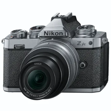 Nikon Z fc KIT Z DX 16-50 mm 1:3.5-6.3 VR (SE) + Z DX 50-250 mm 1:4.5-6.3 VR (20.9 MP, OLED-Sucher mit 2.36 Mill. Bildpunkten, 11 Bilder pro Sek., Hybrid AF mit Fokus-Assistent, 4K UHD-Video)
