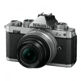 Nikon Z fc KIT Z DX 16-50 mm 1:3.5-6.3 VR Silver Edition (20.9 MP, OLED-Sucher mit 2.36 Millionen Bildpunkten, 11 Bilder pro Sekunde, Hybrid AF mit Fokus-Assistent, ISO 100-51.200, 4K UHD-Video) - 1