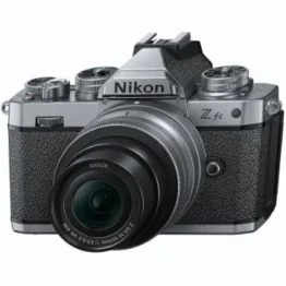 Nikon Z fc KIT Z DX 16-50 mm 1:3.5-6.3 VR Silver Edition (20.9 MP, OLED-Sucher mit 2.36 Millionen Bildpunkten, 11 Bilder pro Sekunde, Hybrid AF mit Fokus-Assistent, ISO 100-51.200, 4K UHD-Video)