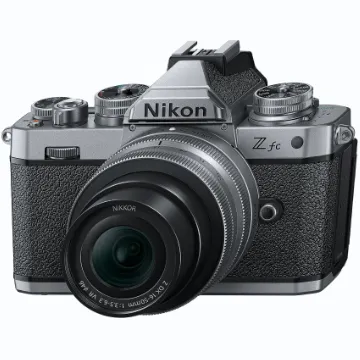 Nikon Z fc KIT Z DX 16-50 mm 1:3.5-6.3 VR Silver Edition (20.9 MP, OLED-Sucher mit 2.36 Millionen Bildpunkten, 11 Bilder pro Sekunde, Hybrid AF mit Fokus-Assistent, ISO 100-51.200, 4K UHD-Video)